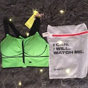 She fit bras size 2Luxe